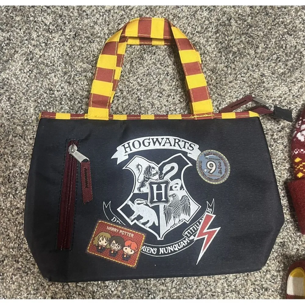 Harry Potter Lot Of 4 Hogwarts lunch bag insulated pocket Toboggan Two‎ Scarfs
